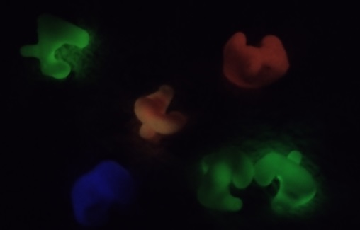 čepki za ušesa za vodo po meri se svetijo v temi in plavajo na vodi